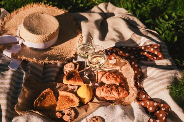 Picknick-Konzept Gläser Weinbrötchen im Freien auf Decke Sommerzeit