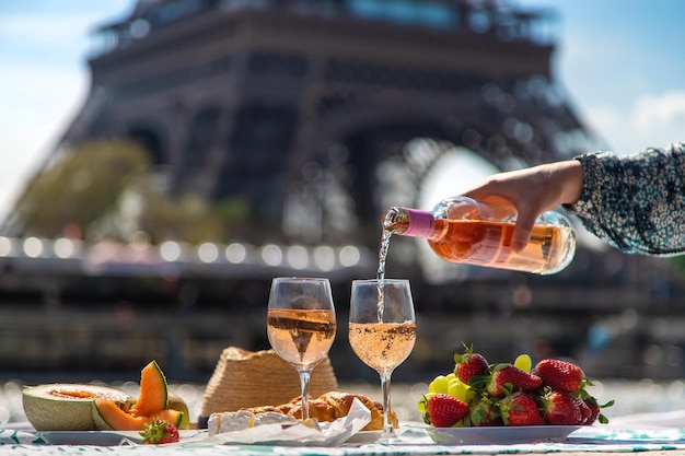 Picknick und Wein in der Nähe des Eiffelturms Selektiver Fokus