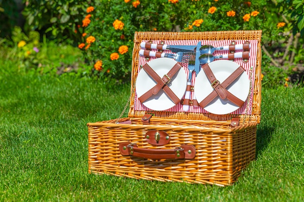 Picknickkorb auf grünem Rasen im Park