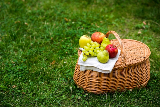 Foto picknickkorb des hohen winkels mit frucht