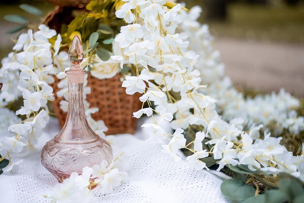 Picknickkorb im Herbstdekor mit Früchten und Blumen