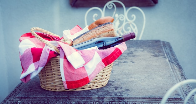 Foto picknickkorb mit rotwein und brot