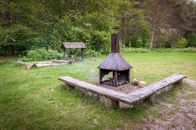 Picknickplatz mit Metallkamin und Bank Estland Europa