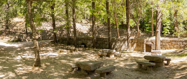 Picknickplatz mit Steintischen und Stühlen zum Sitzen im Naturpark.