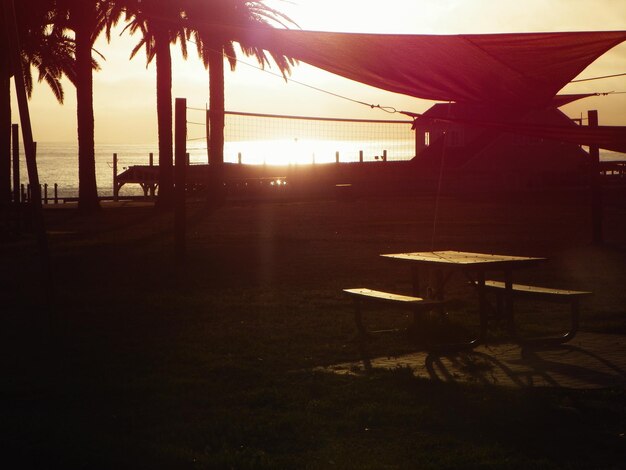 Foto picknicktisch am strand beim sonnenuntergang