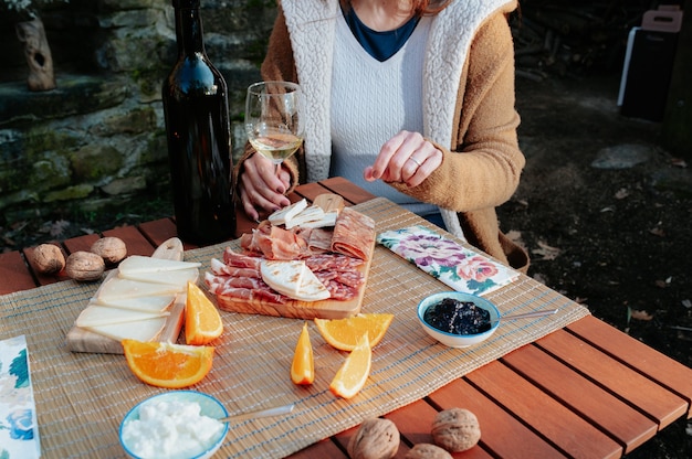 Picknicktisch mit Würstchen, Käse und traditioneller italienischer Küche.