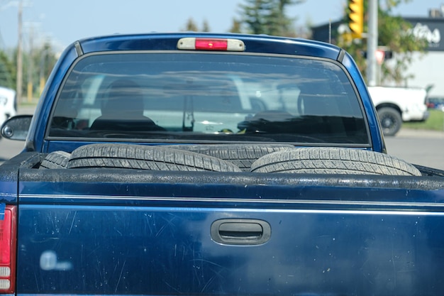 Pickup-Truck mit Reifen auf der Ladefläche