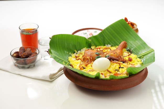 Picles de limão biryani de frango e raita como acompanhamento e chá quente de limão