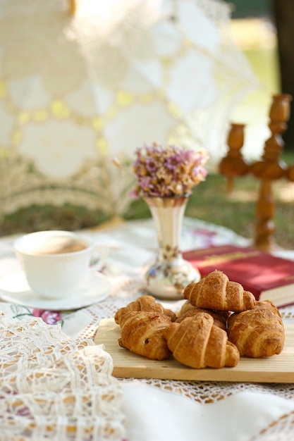 Picnic al estilo provenzal con croissants