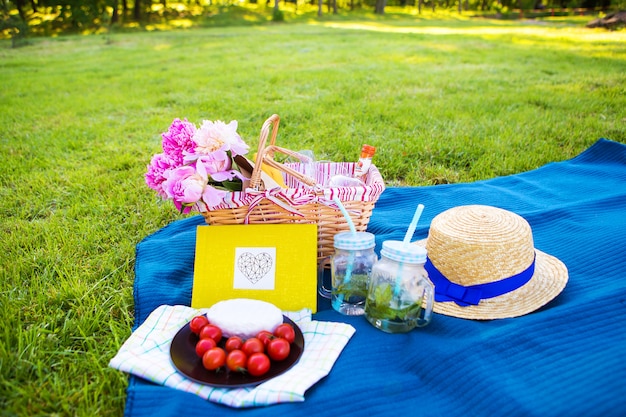 Foto picnic brillante de verano