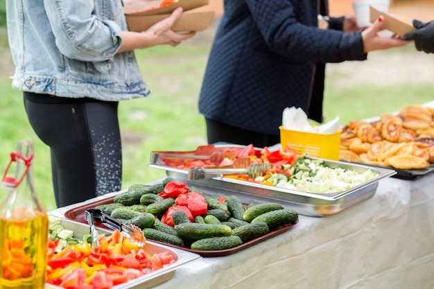 Picnic catering buffet comida mesa, platos vegetarianos