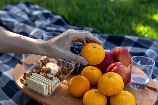 En un picnic comiendo una mandarina