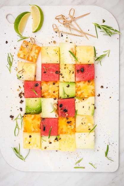 Picnic creativo y saludable o comida para fiestas Piezas cuadradas de frutas en una tabla para servir