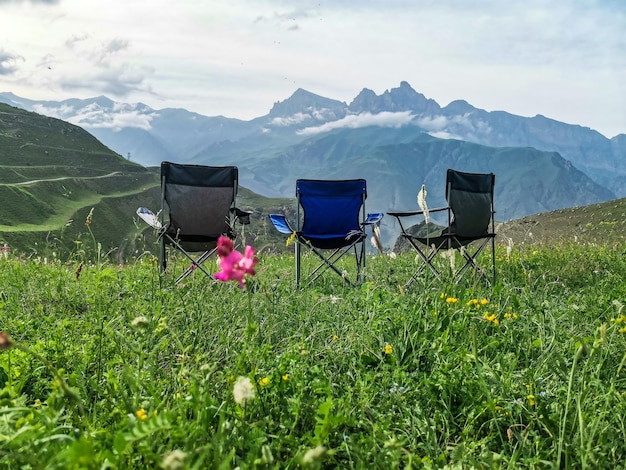 Picnic en el desfiladero del río Cherek en las cercanías del tramo Gymyhli Cáucaso junio de 2021