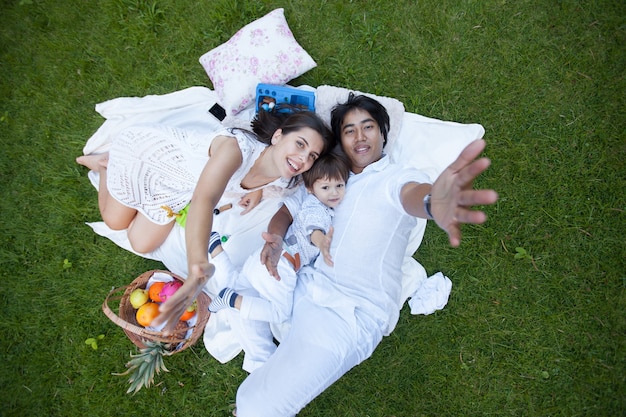 Picnic familiar en el parque