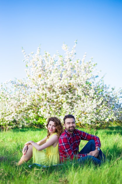 Picnic - feliz hermosa pareja de enamorados sentados en el parque de verano