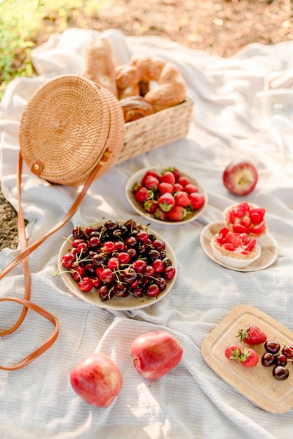 Picnic con frutas y bayas.