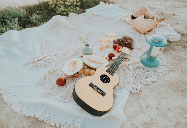 picnic de guitarra y frutas