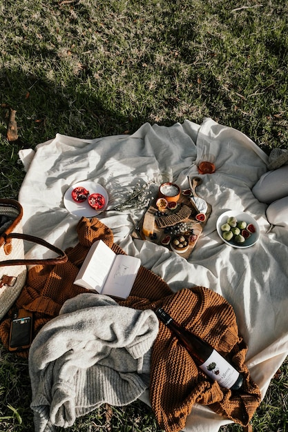 Un picnic en una manta blanca