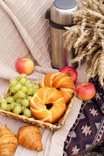 Picnic en la naturaleza con té caliente y bollos