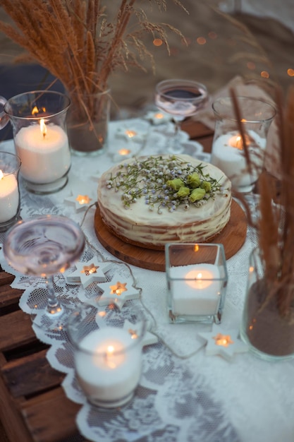 Picnic por la noche al atardecer en la orilla arenosa del mar o decoración oceánica en estilo bohemio y rústico