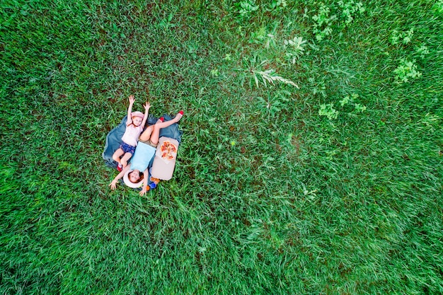 Picnic con pizza en un pasto verde