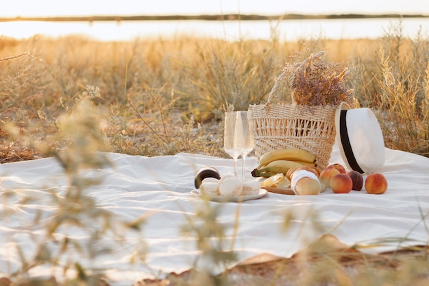 picnic romántico junto al mar para una pareja