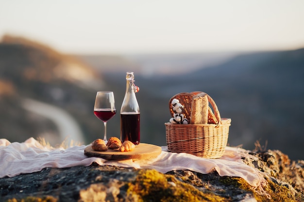 picnic romántico en la montaña en un día soleado