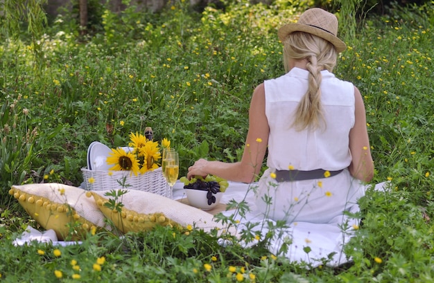 picnic romántico de verano en el prado frutas champán flores y canasta