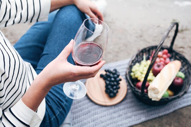 Picnic sabroso con vino tinto y uvas negras