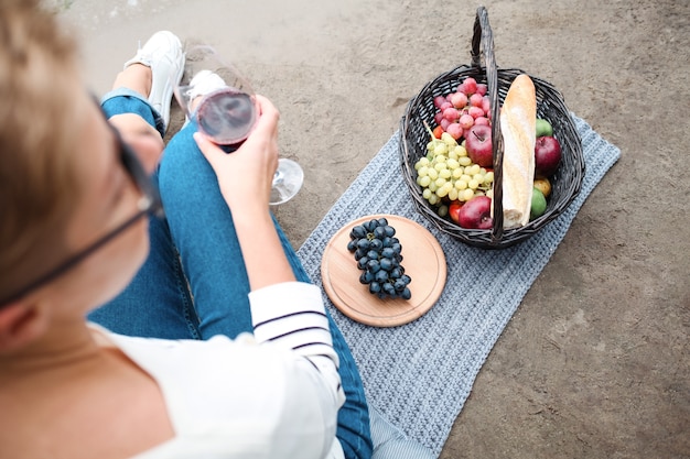 Picnic sabroso con vino tinto y uvas negras