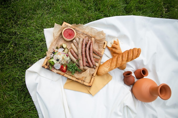 Foto picnic salchichas a la parrilla caseras con vino vista de arriba