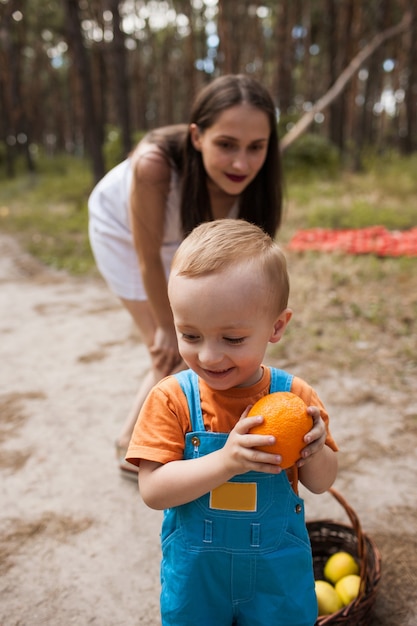 picnic saludable en el bosque. niño feliz comiendo