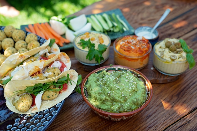 Picnic vegetariano en una mesa de madera