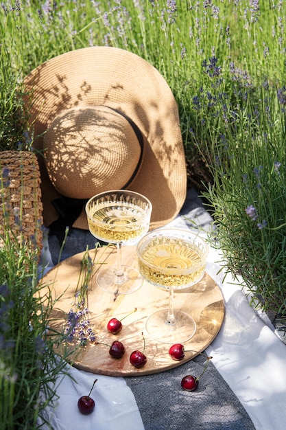 Picnic de verano en un campo de lavanda