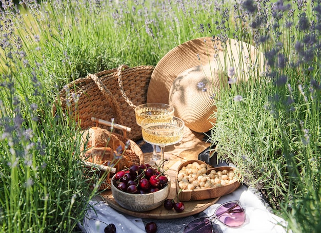 Picnic de verano en un campo de lavanda