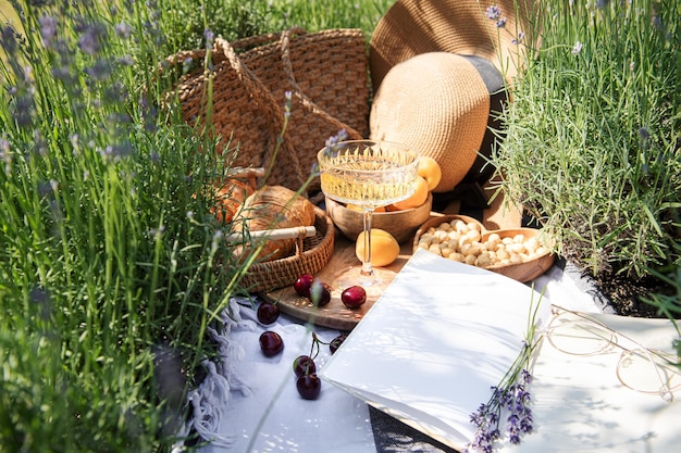 Picnic de verano en un campo de lavanda