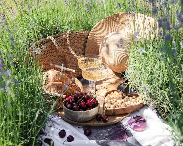 Picnic de verano en un campo de lavanda