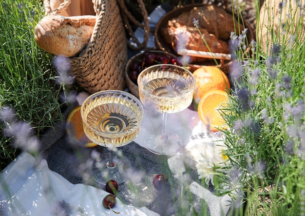 Picnic de verano en un campo de lavanda