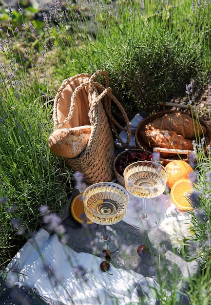 Picnic de verano en un campo de lavanda