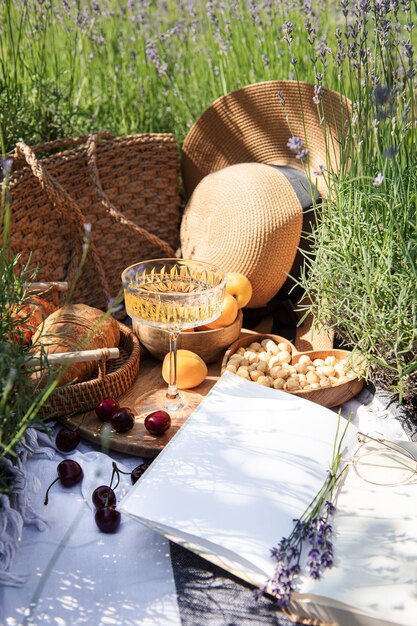 Picnic de verano en un campo de lavanda