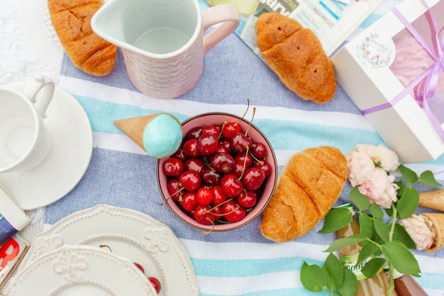 Picnic de verano con cerezas maduras y helado