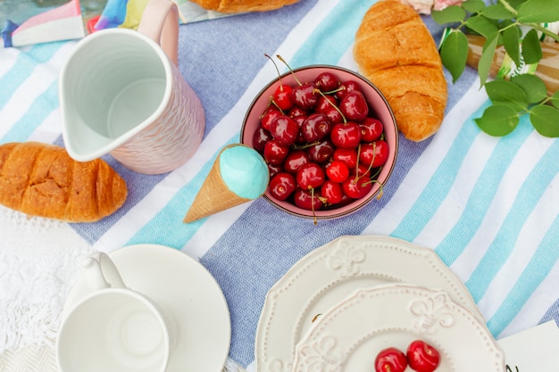 Picnic de verano con cerezas maduras y helado