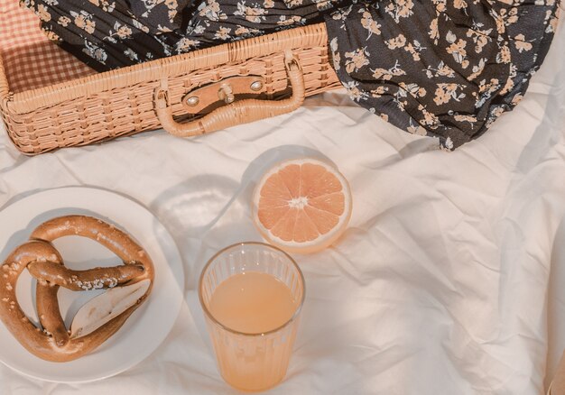 Picnic de verano estético, jugo de naranja y pretzels Foto HD