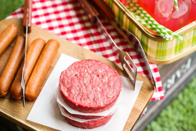 Picnic de verano con una pequeña parrilla de carbón en el parque.