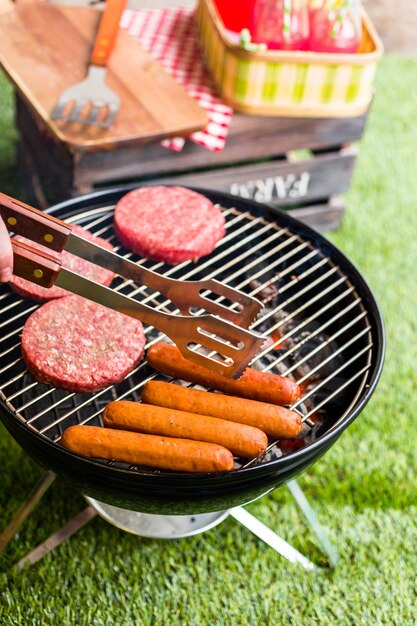 Picnic de verano con una pequeña parrilla de carbón en el parque.