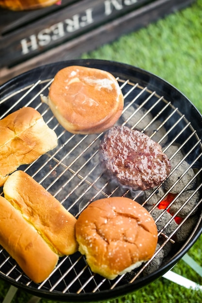 Picnic de verano con una pequeña parrilla de carbón en el parque.