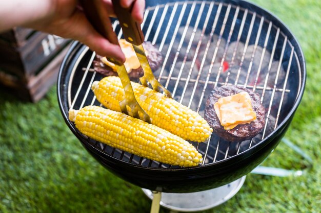 Picnic de verano con una pequeña parrilla de carbón en el parque.