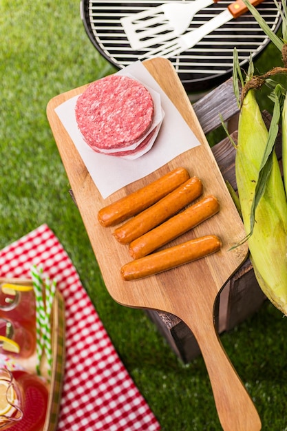 Picnic de verano con una pequeña parrilla de carbón en el parque.