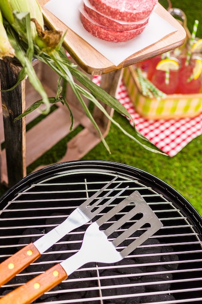 Picnic de verano con una pequeña parrilla de carbón en el parque.